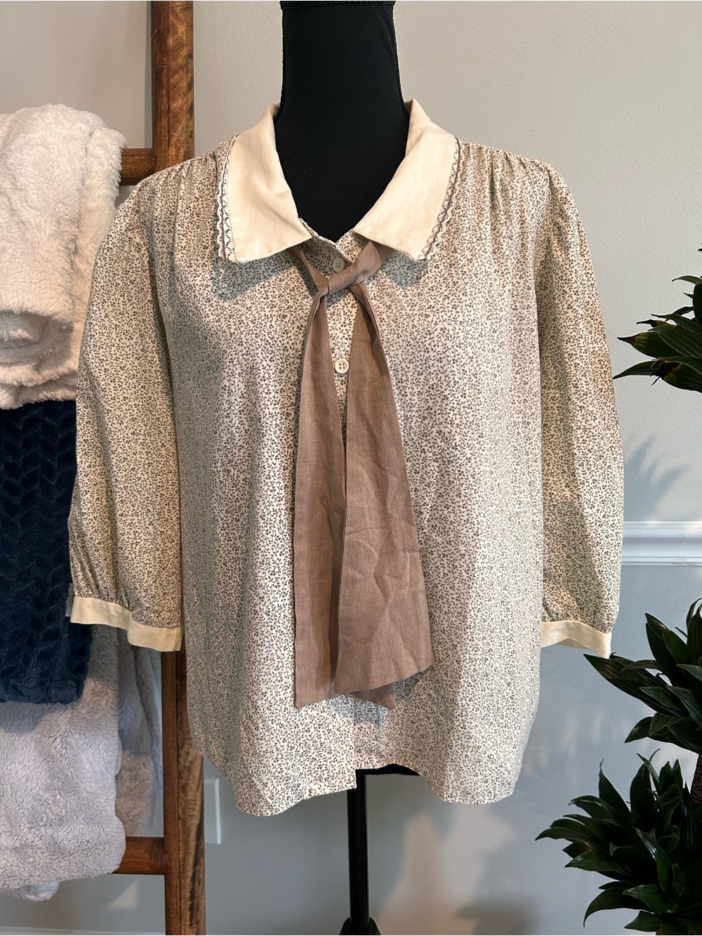 Jessica Scott Cream and Brown Floral Tie-Neck Blouse with Contrast Collar Size M